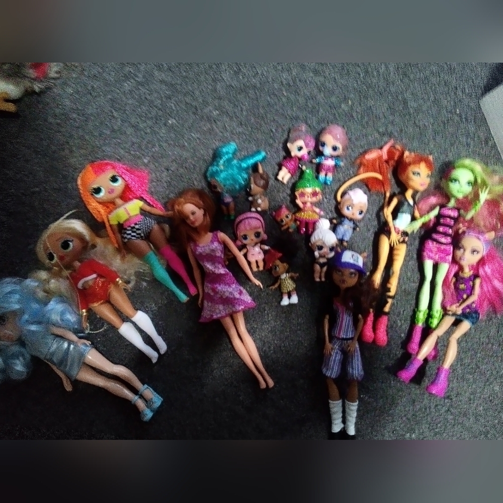 A twenty piece doll collection great for christmas gift